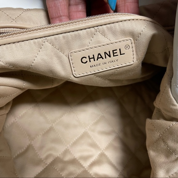 white large Chanel 22 bag with wallet, box, cards, dustbag, &. cleancloth - Picture 6 of 16